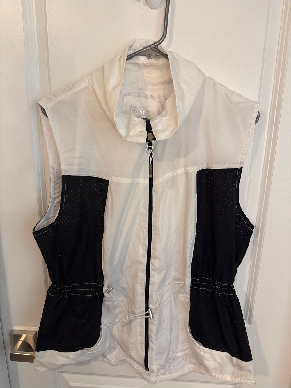 Three Hearts White and Black Sleeveless Zip-Front Vest